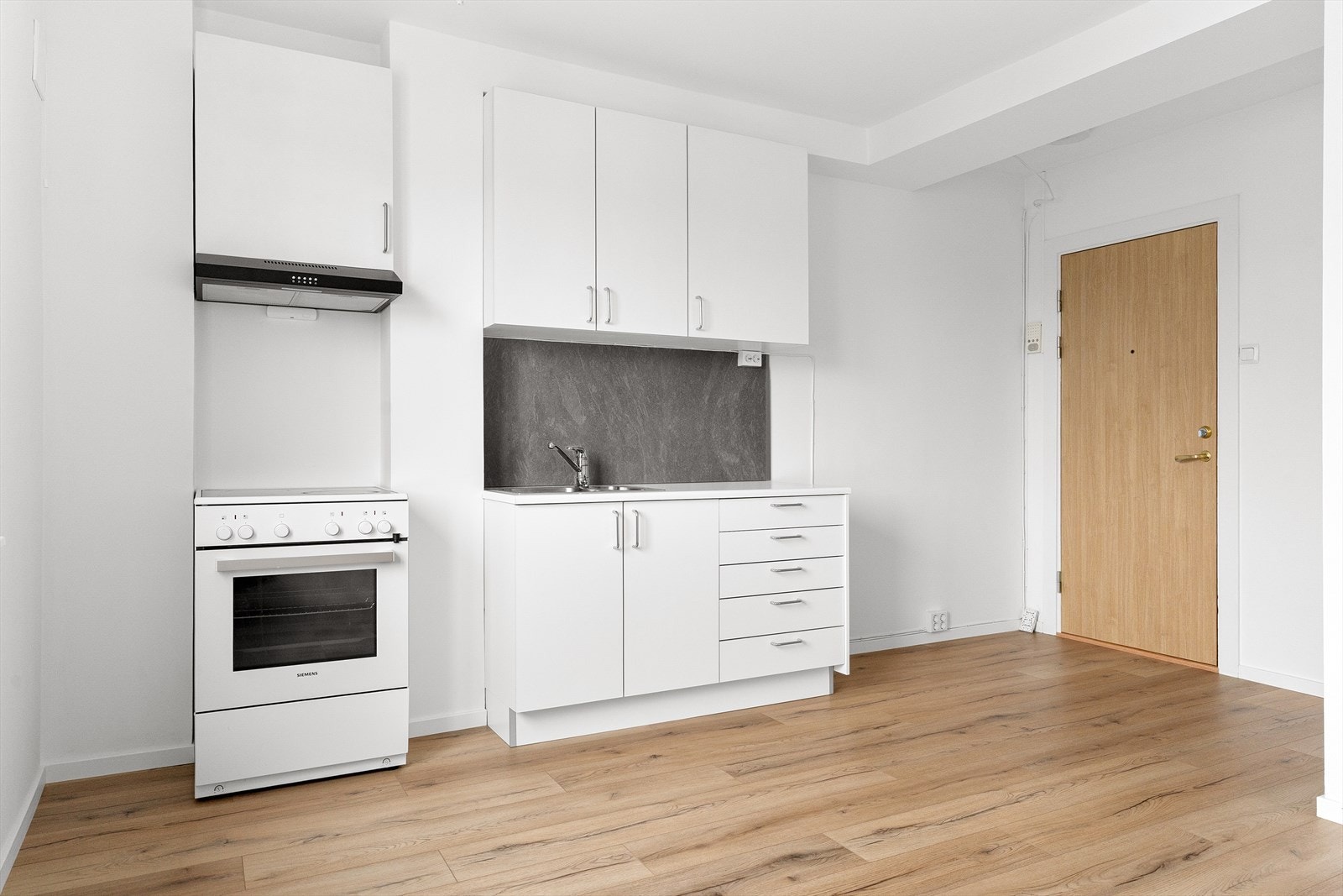 Et funksjonelt og praktisk kjøkken - her ligger alt til rette for god matlaging. Galleribilde