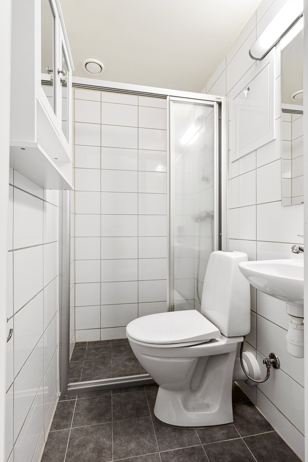 Delikat, flislagt baderom fra 2014 med behagelig gulvvarme. Galleribilde