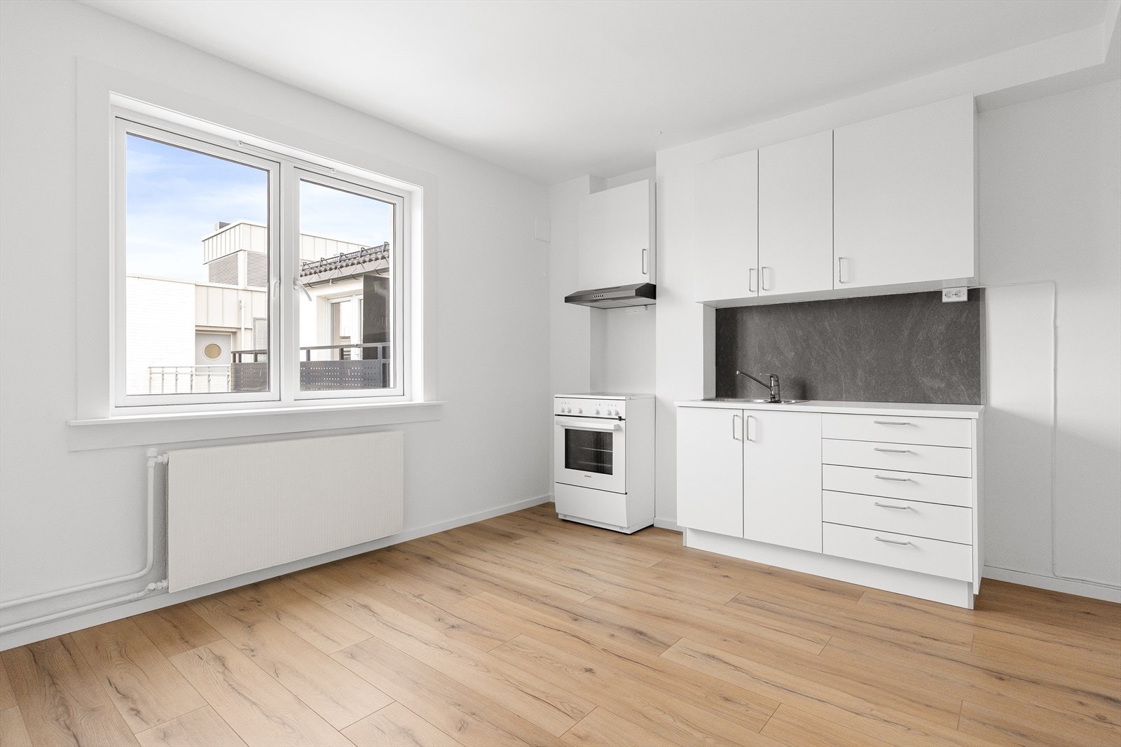 Kjøkkenet har en praktisk og funksjonell utforming med rikelig skap- og benkeplass. Galleribilde