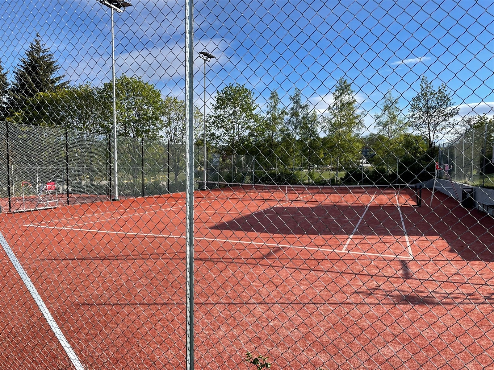 Voldsløkka tennisbaner er et åpent anlegg med 3 baner som eies av Oslo kommune. Det nyrenoverte utendørsanlegget er gratis å bruke for alle, du booker tid i online systemet Matchi. Galleribilde