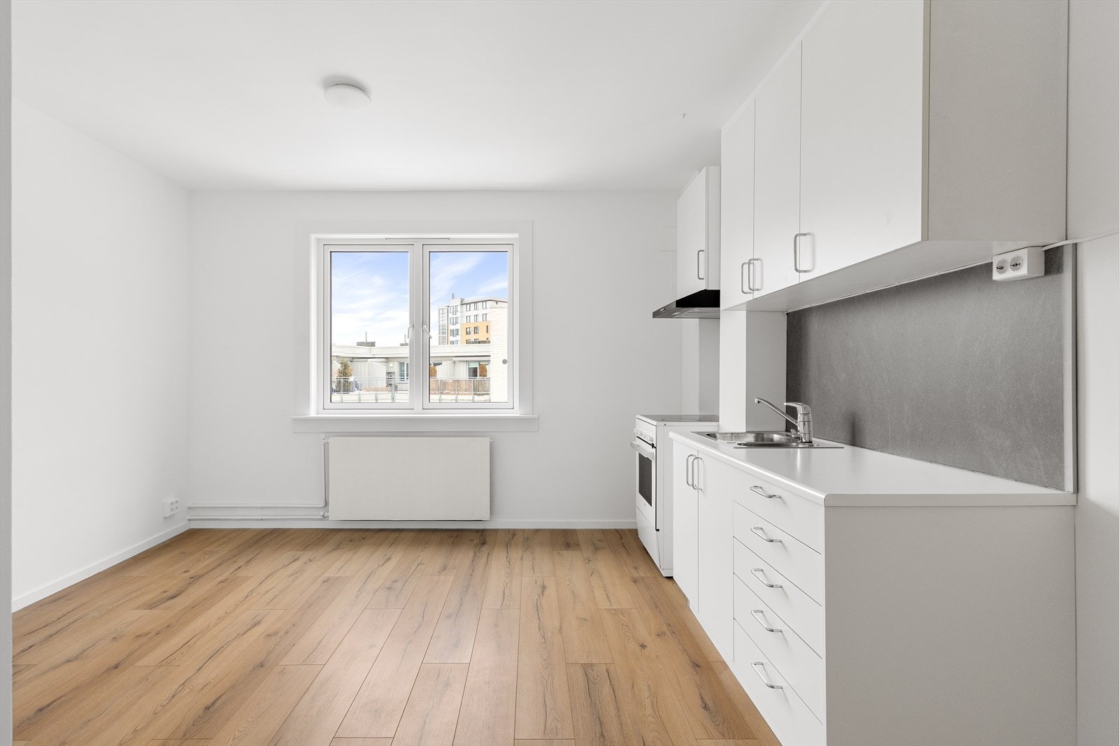 Lys og arealeffektiv stue som er enkel å møblere med både sofa og TV-møblement. Galleribilde