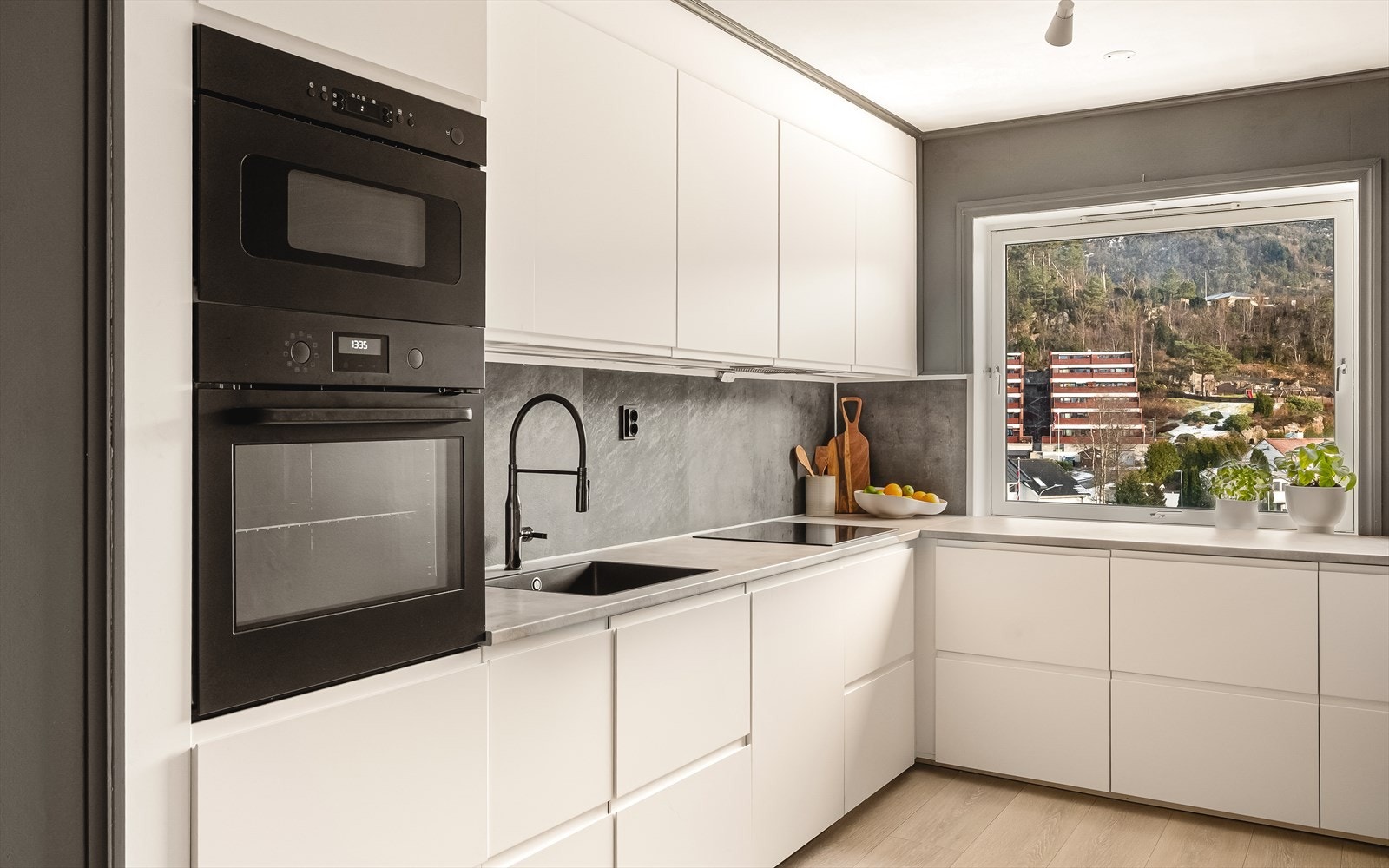 Velkommen til Løvåsbakken 11 - presentert av Tage Helle v/ Fana Sparebank Eiendom! En nydelig 4-roms leilighet med attraktiv beliggenhet i populære Fyllingsdalen. Galleribilde