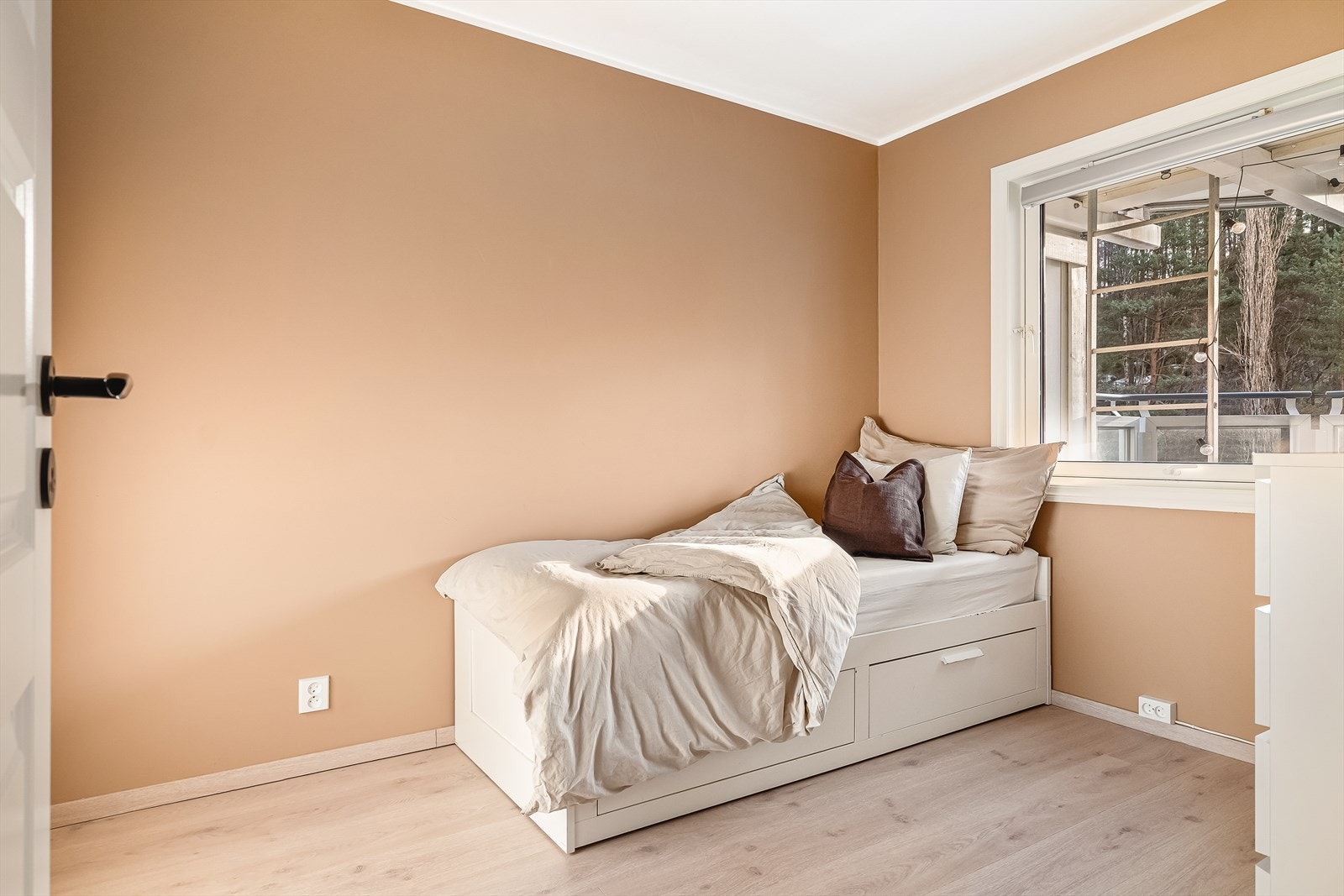 Boligens tredje soverom, perfekt som gjesterom eller kontor. Her er det også garderobeskap med godt med oppbevaringsplass. Galleribilde