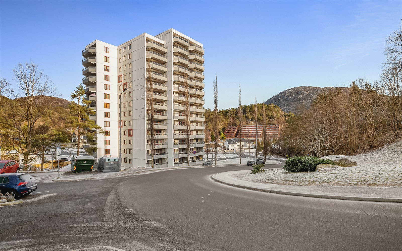 Her er det både nærhet til dagligvare- og kollektivtilbud, samt flotte turområder. Med andre ord har du alt du trenger for en komfortabel og variert hverdag like utenfor dørstokken. Galleribilde