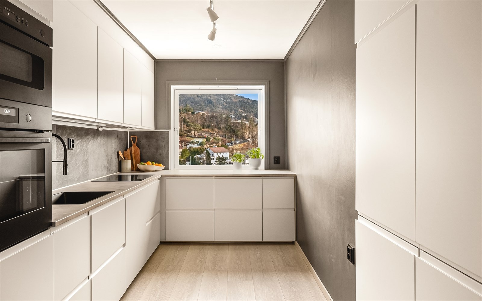 Kjøkkenet er adskilt og har en praktisk utforming med god skap- og benkeplass. Her er det lagt til rette for effektiv matlaging, samtidig som rommet oppleves trivelig og funksjonelt. Galleribilde