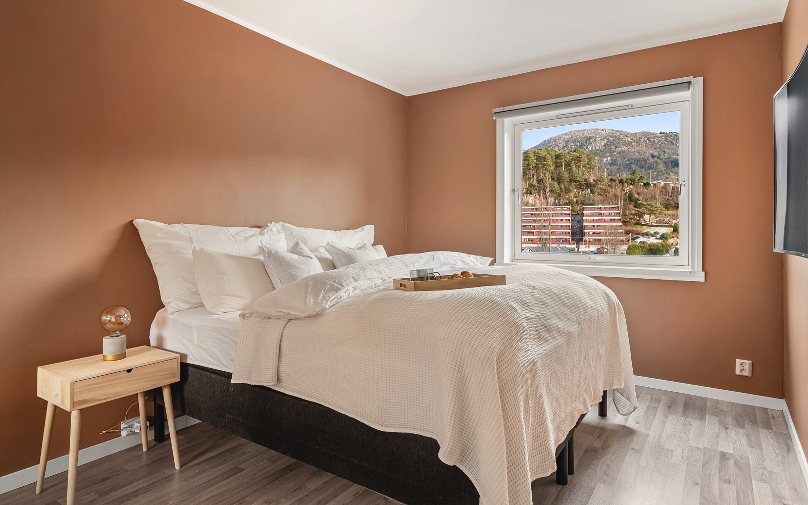 Hovedsoverommet er romslig med god plass til dobbeltseng og nattbord. Garderobeskap langs vegg med speilfronter. Galleribilde