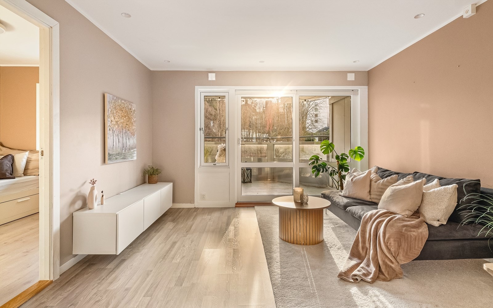 Stuen er lys og romslig, med gode vindusflater som sørger for rikelig med naturlig lysinnslipp. Her er det god plass til både sofagruppe, spisebord og TV-møblement. Stuen fungerer som et naturlig samlingspunkt i boligen, med gode møbleringsmuligheter. Galleribilde