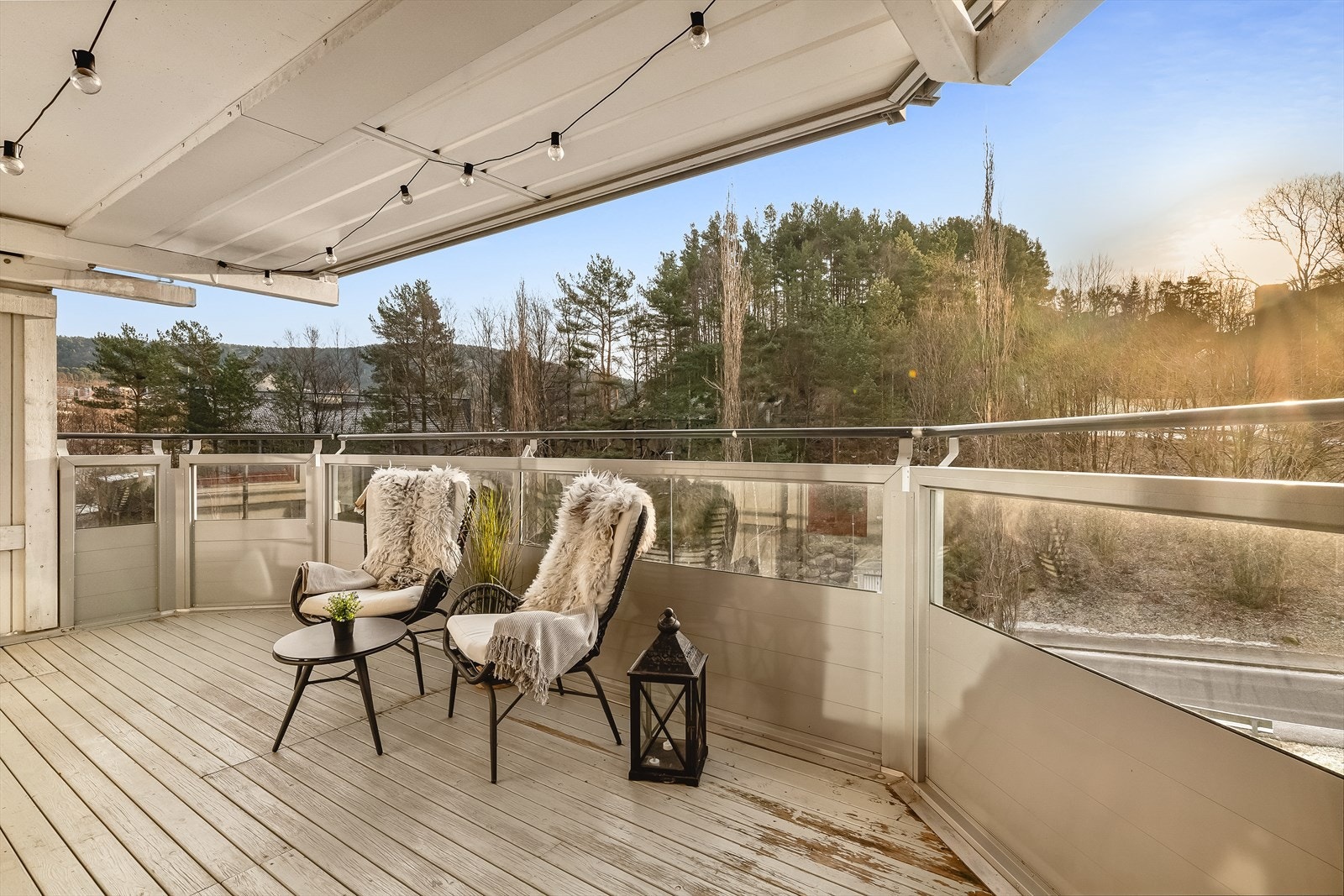 Leiligheten har god planløsning med altan på 16 kvm, hvor man kan nyte frisk luft i vakre omgivelser. Galleribilde