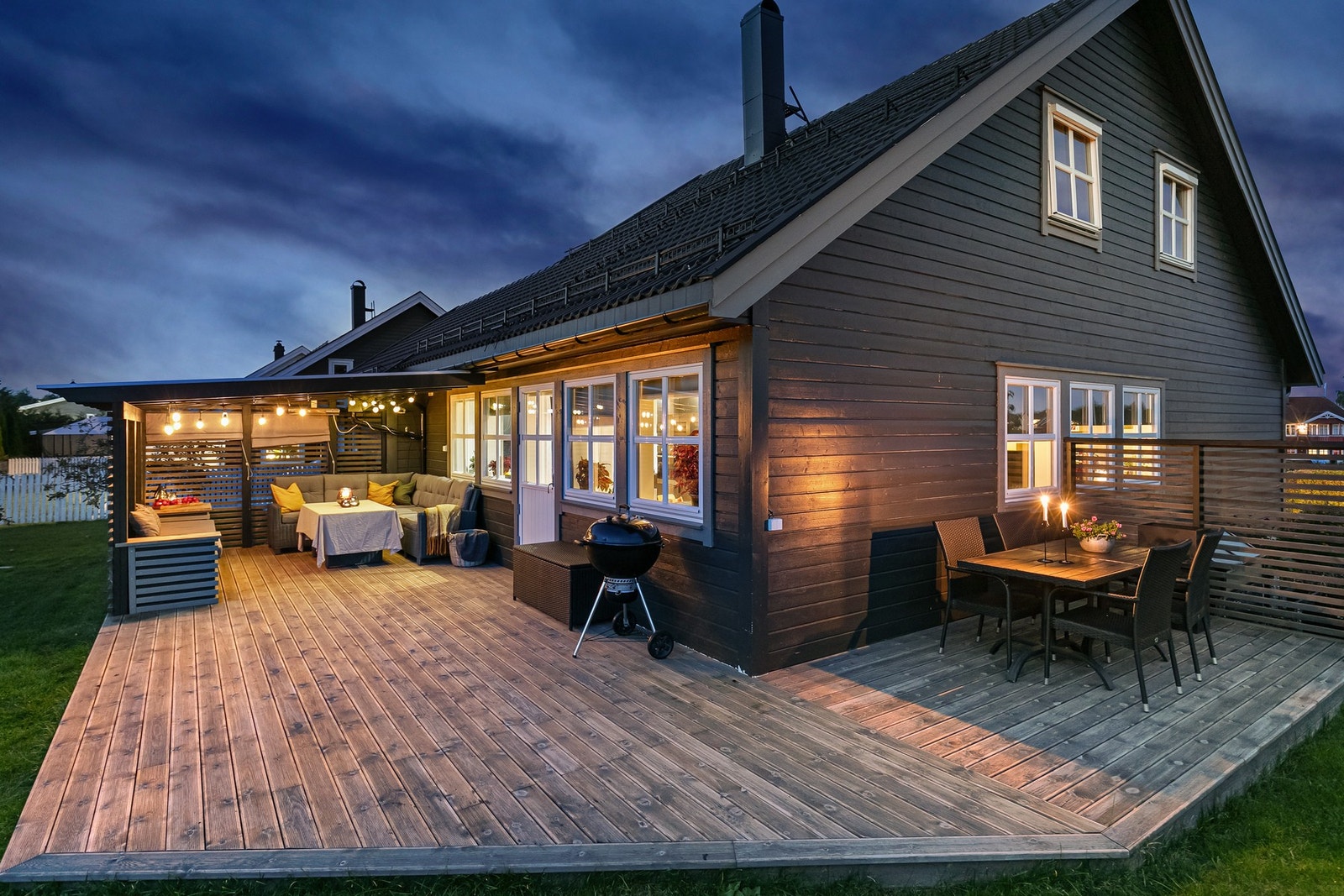 Terrassebord på terrasse og inngangsparti ble oljet sommeren 2025. Utebilder er tatt i forkant av dette, slik at utebilder ikke representerer fargen på terrassebordene. Ble malt med Møre Royal Grå olje. Galleribilde