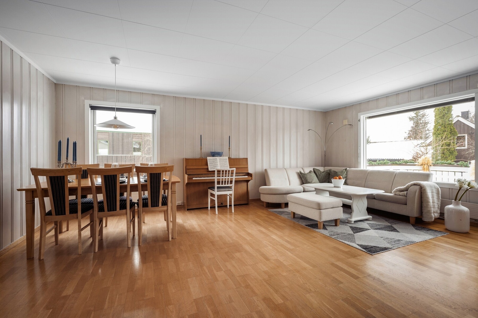 Lys og trivelig spisestue i tilknytning til stuen, med god plass til spisebord og sosial sone. Galleribilde