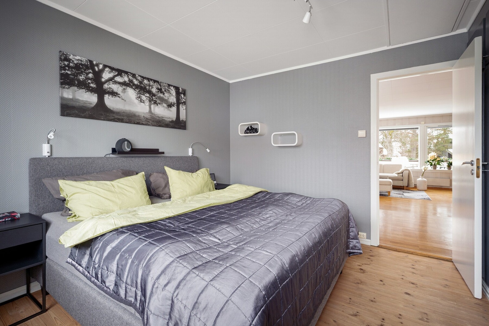 Romslig og lyst hovedsoverom med god plass til dobbeltseng, nattbord og garderobeløsning. Galleribilde