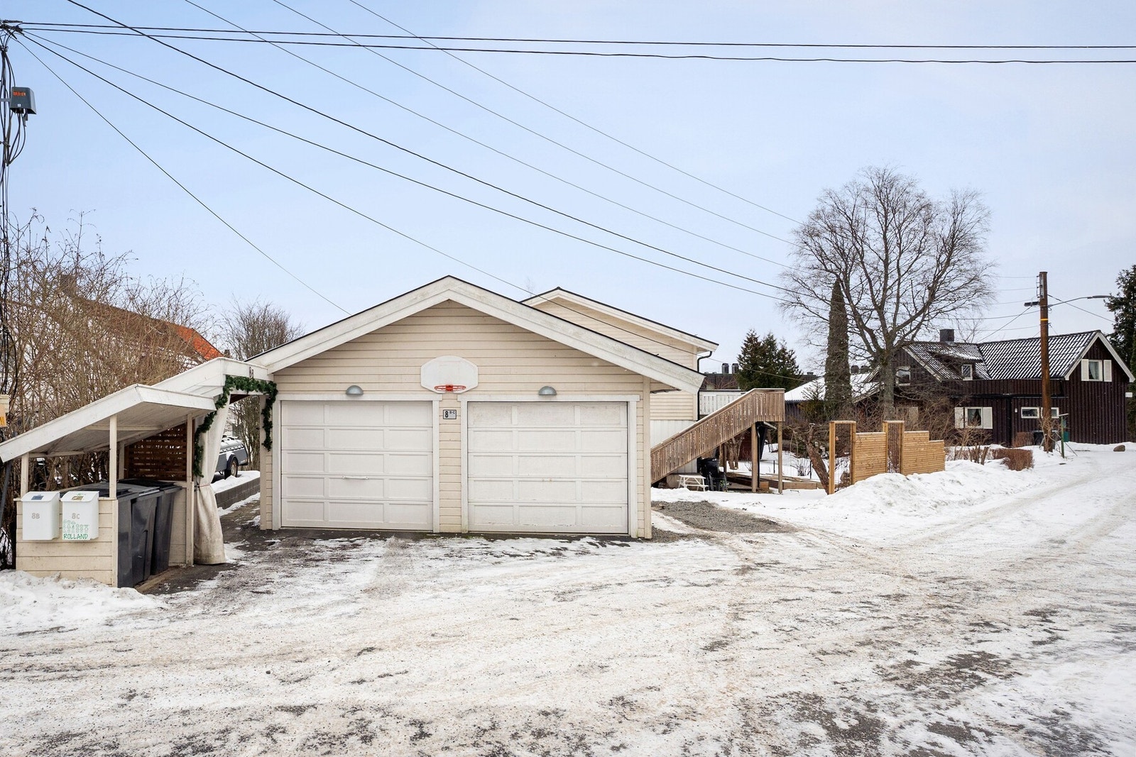 Garasjeplass på ca 16 m2 i felles garasje. Galleribilde