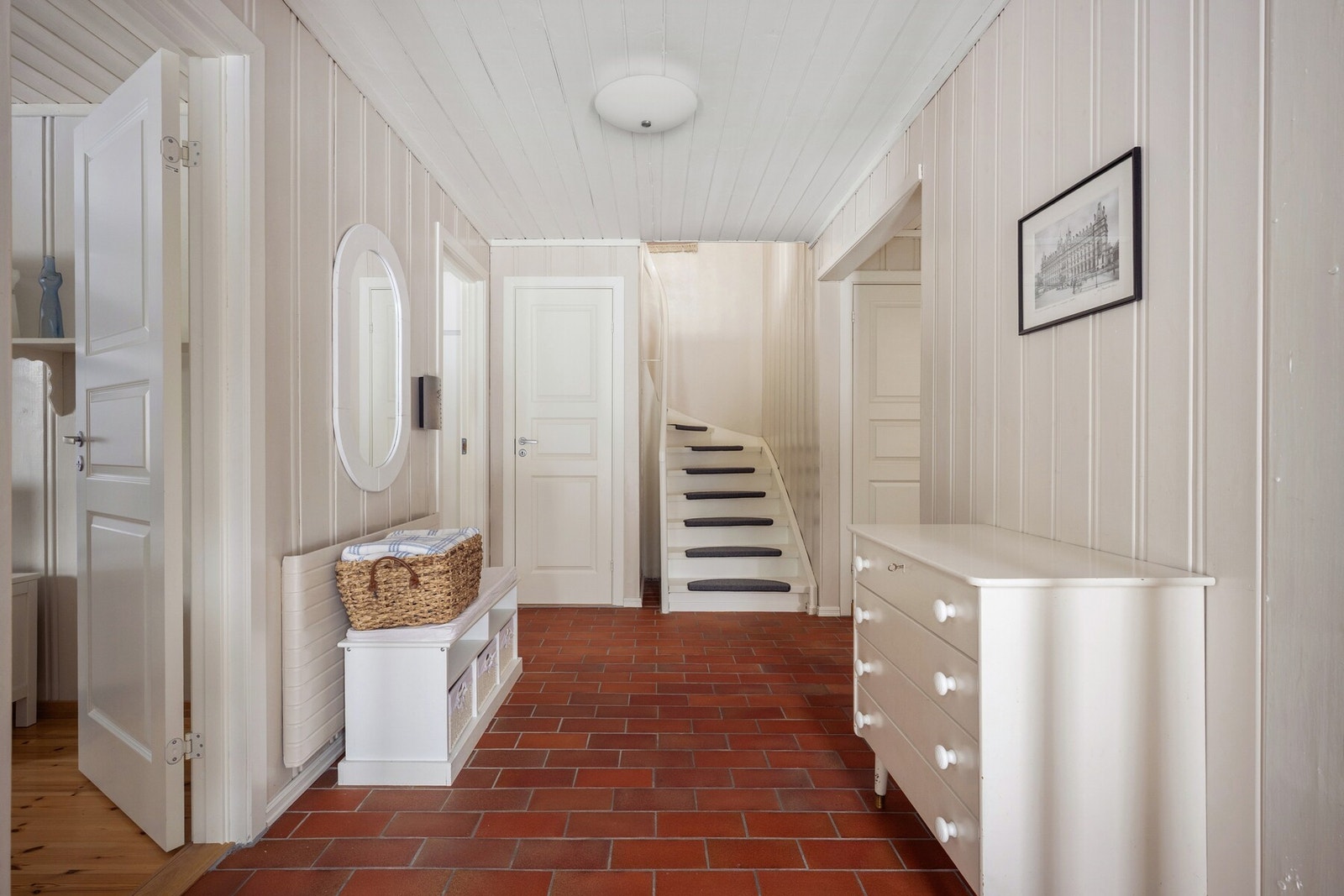 Entréen fungerer som et naturlig bindeledd mellom boligens rom i etasjen og gir et ryddig og innbydende førsteinntrykk. Galleribilde