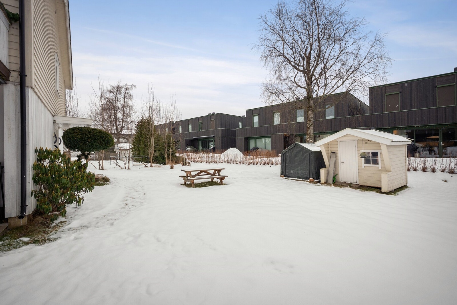 Det er gangavstand til flere barnehager i nærområdet, samt gangavstand til Finstad skole. Ski ungdomsskole og Ski videregående skole ligger begge under 10min fra boligen. Galleribilde