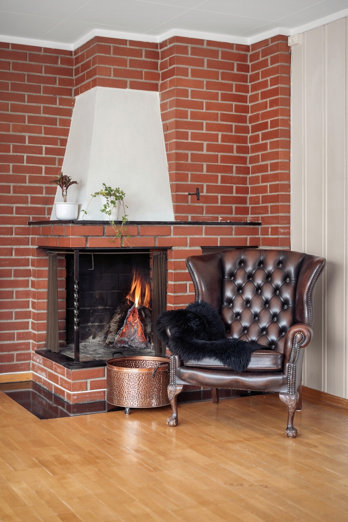 Peis gir en lun og hyggelig atmosfære i rommet og bidrar til ekstra komfort på kjøligere dager. Galleribilde