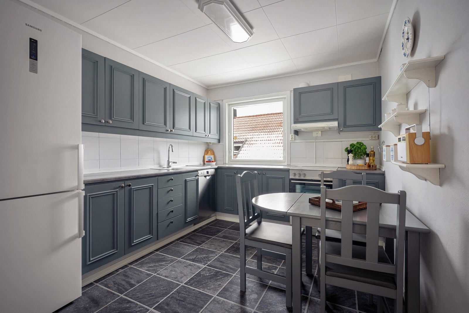 Praktisk og funksjonelt kjøkken med god skap- og benkeplass. Galleribilde