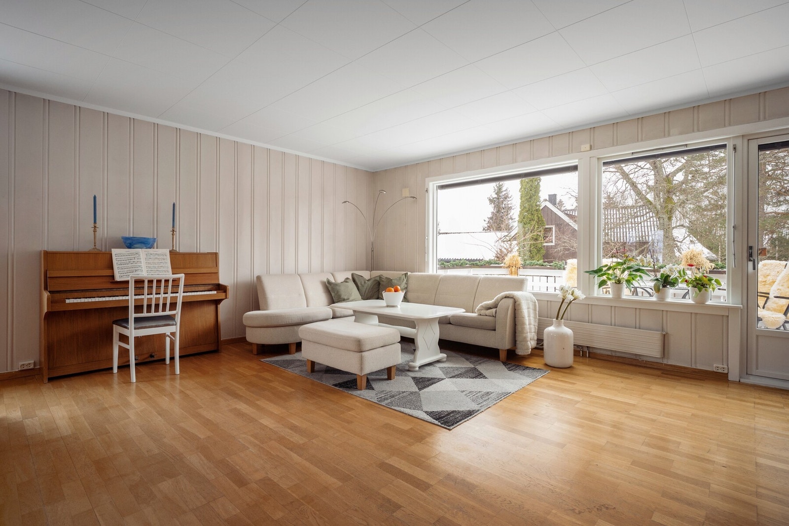 Romslig og innbydende stue med god plass til sofagruppe og øvrig møblement. Galleribilde