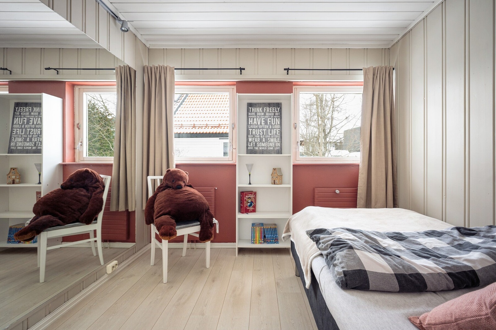 Naturlig lys gir rommet en luftig og trivelig atmosfære. Galleribilde