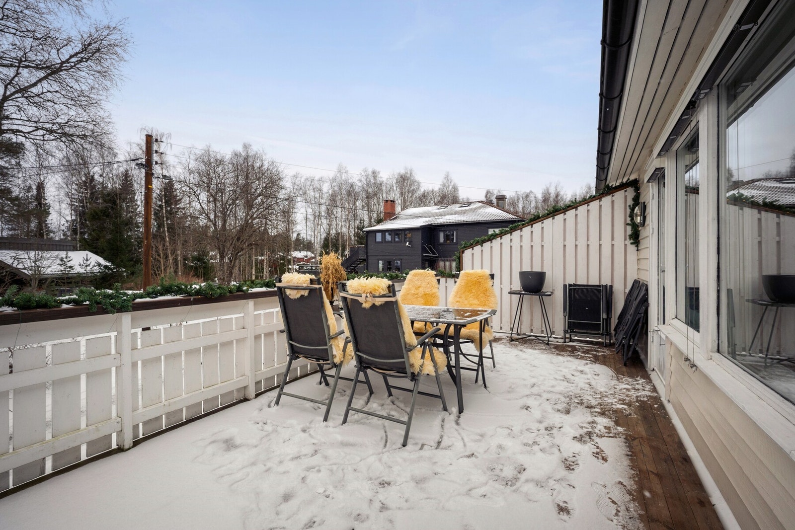 En hyggelig uteplass for avslapning og sosiale sammenkomster i sommerhalvåret, med fin plass til utemøbler og beplantning. Galleribilde