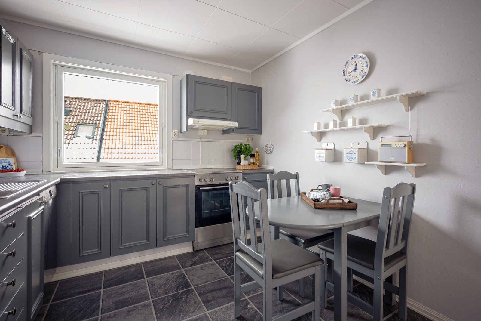 Kjøkkenet har en god planløsning som gir effektive arbeidsflater og en hyggelig ramme rundt matlagingen. Galleribilde