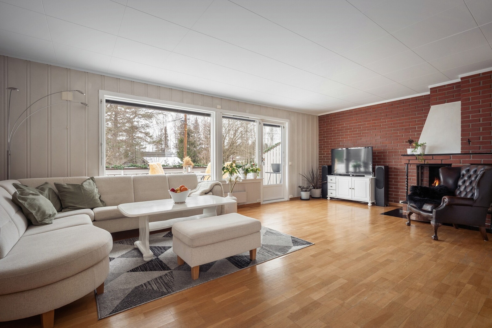 Boligen har en svært god planløsning uten dødsoner , med naturlig flyt mellom rommene og gode soner for både privatliv og sosialt samvær. Galleribilde