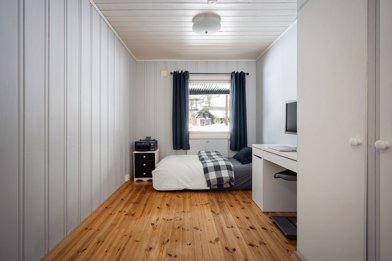 Rommet har plass til dobbeltseng og garderobeløsning, og egner seg godt som ungdomsrom. Galleribilde