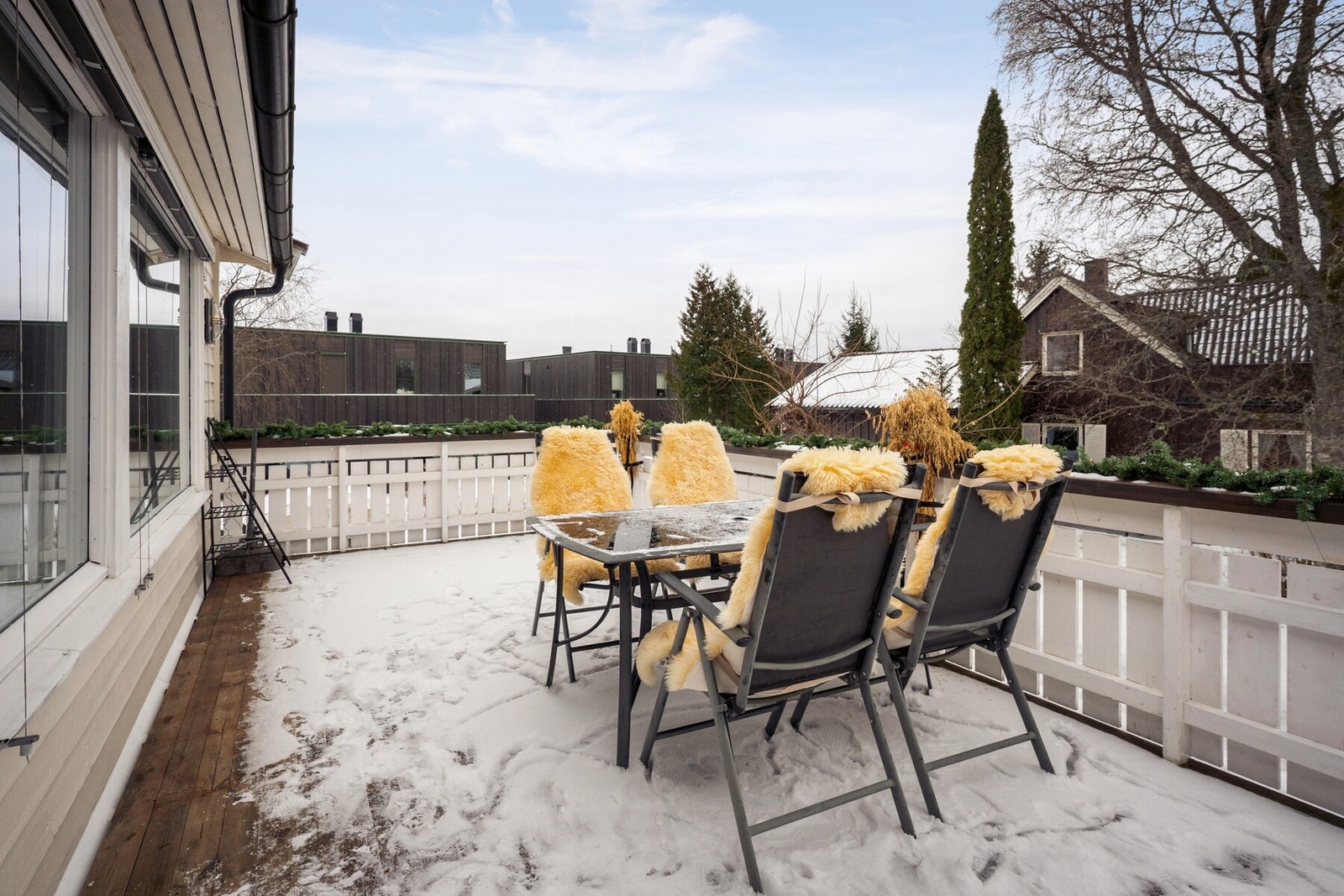 Solrik veranda med plass til sittegruppe og spisebord. Galleribilde