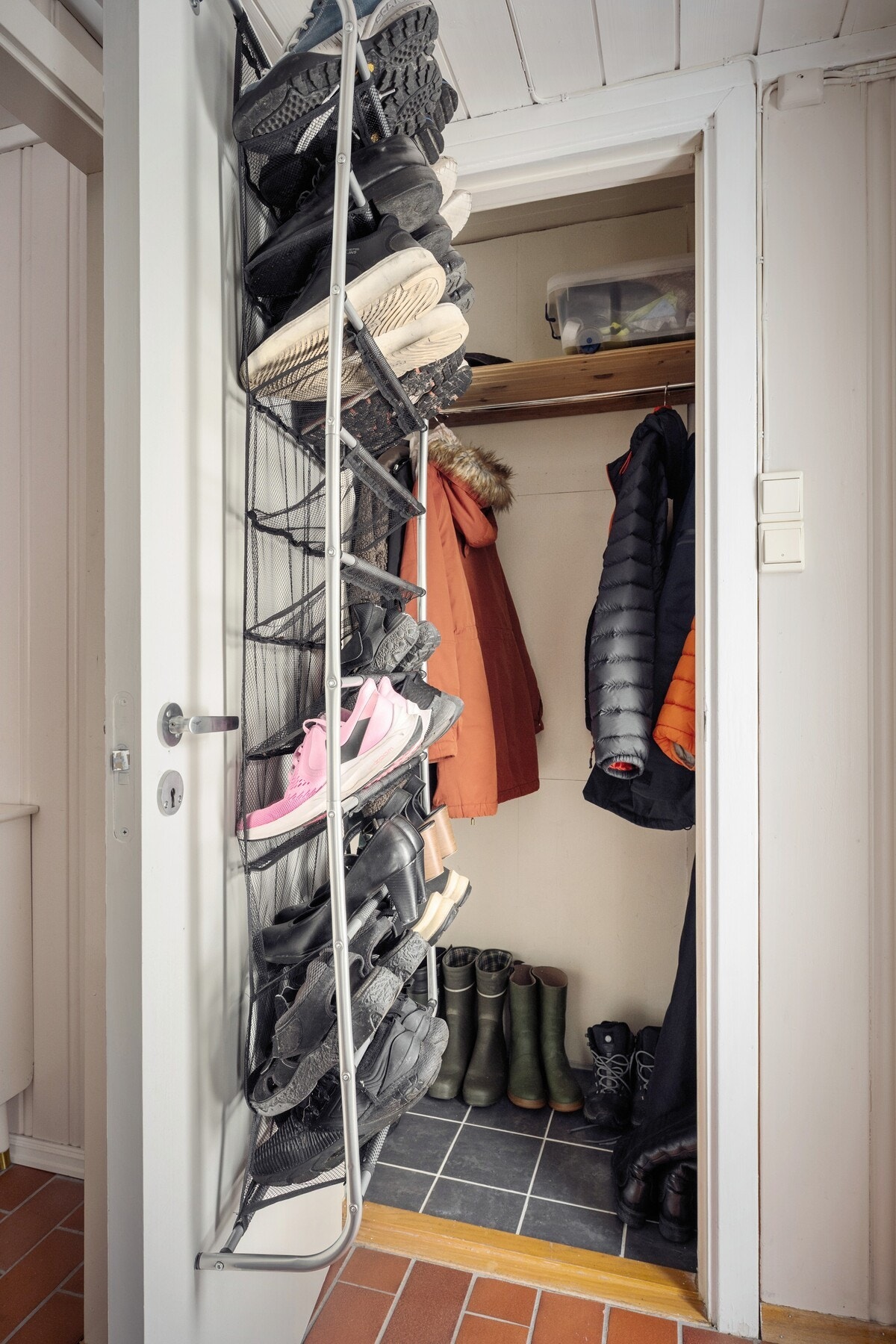 Lys og praktisk entré med god plass til yttertøy og sko. Galleribilde