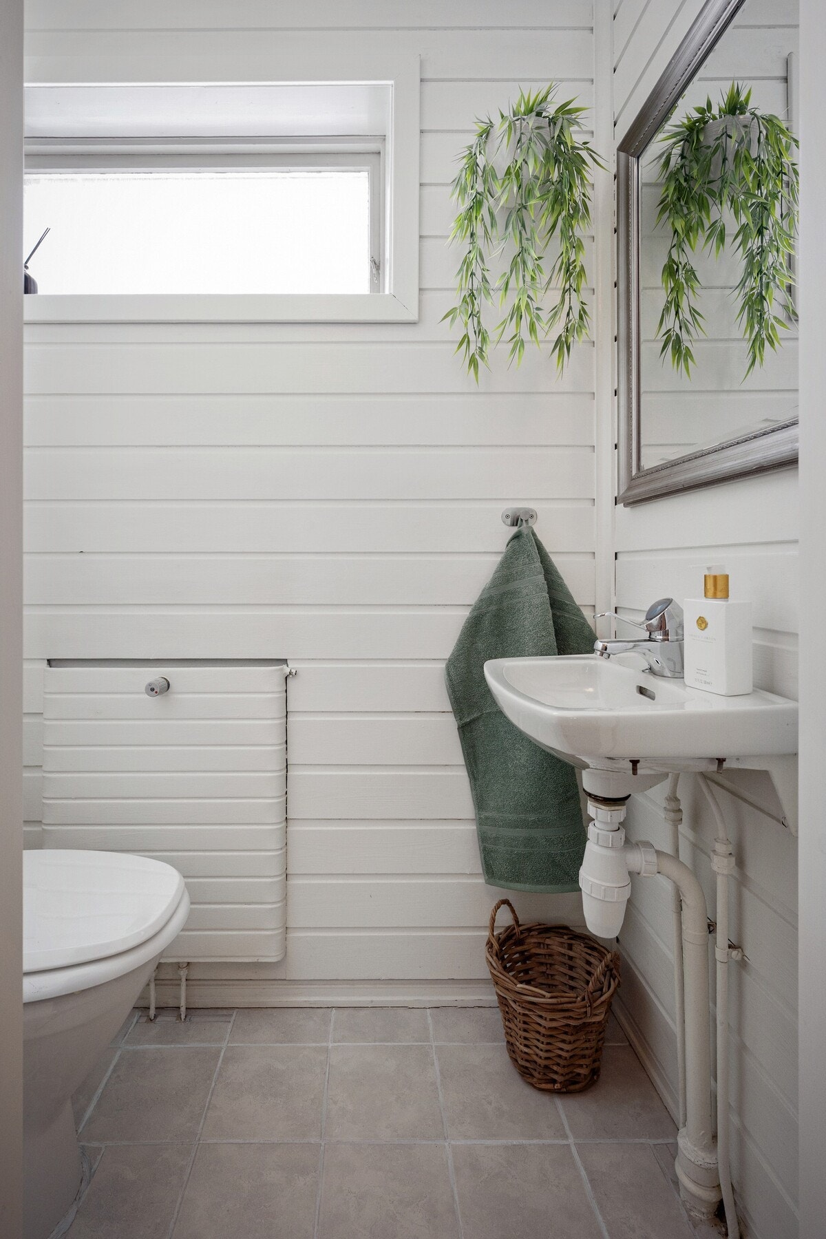 Separat toalettrom med servant og toalett, praktisk plassert i 1. etasje. Galleribilde