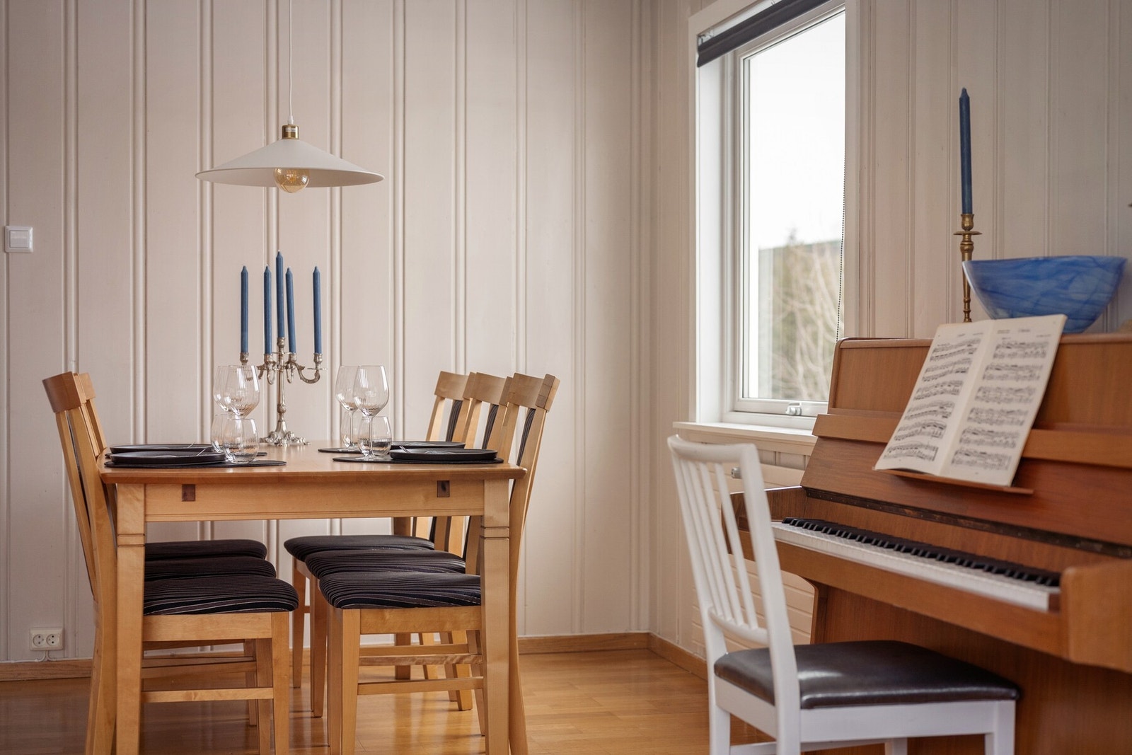 Store vindusflater gir fint dagslys og en luftig romfølelse. Galleribilde