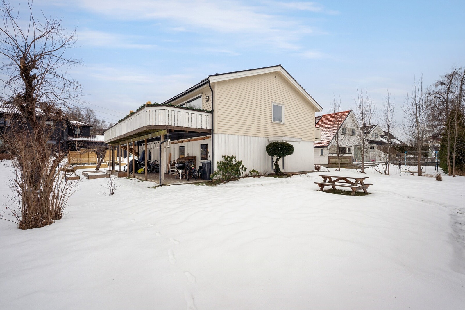 Hyggelig uteområde med hage som egner seg godt for avslapning og sosiale sammenkomster. Galleribilde