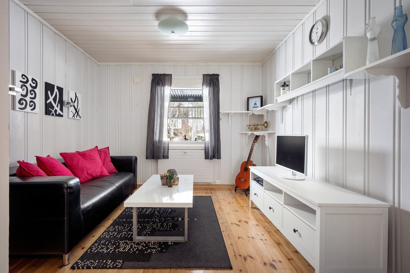 Praktisk soverom med fleksible bruksmuligheter. Rommet egner seg godt som soverom, hjemmekontor eller TV-stue som det i dag blir brukt til. Galleribilde