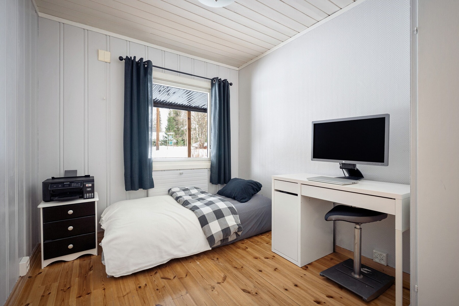 Romslig og lyst soverom med gode vindusflater som slipper inn rikelig med dagslys. Galleribilde