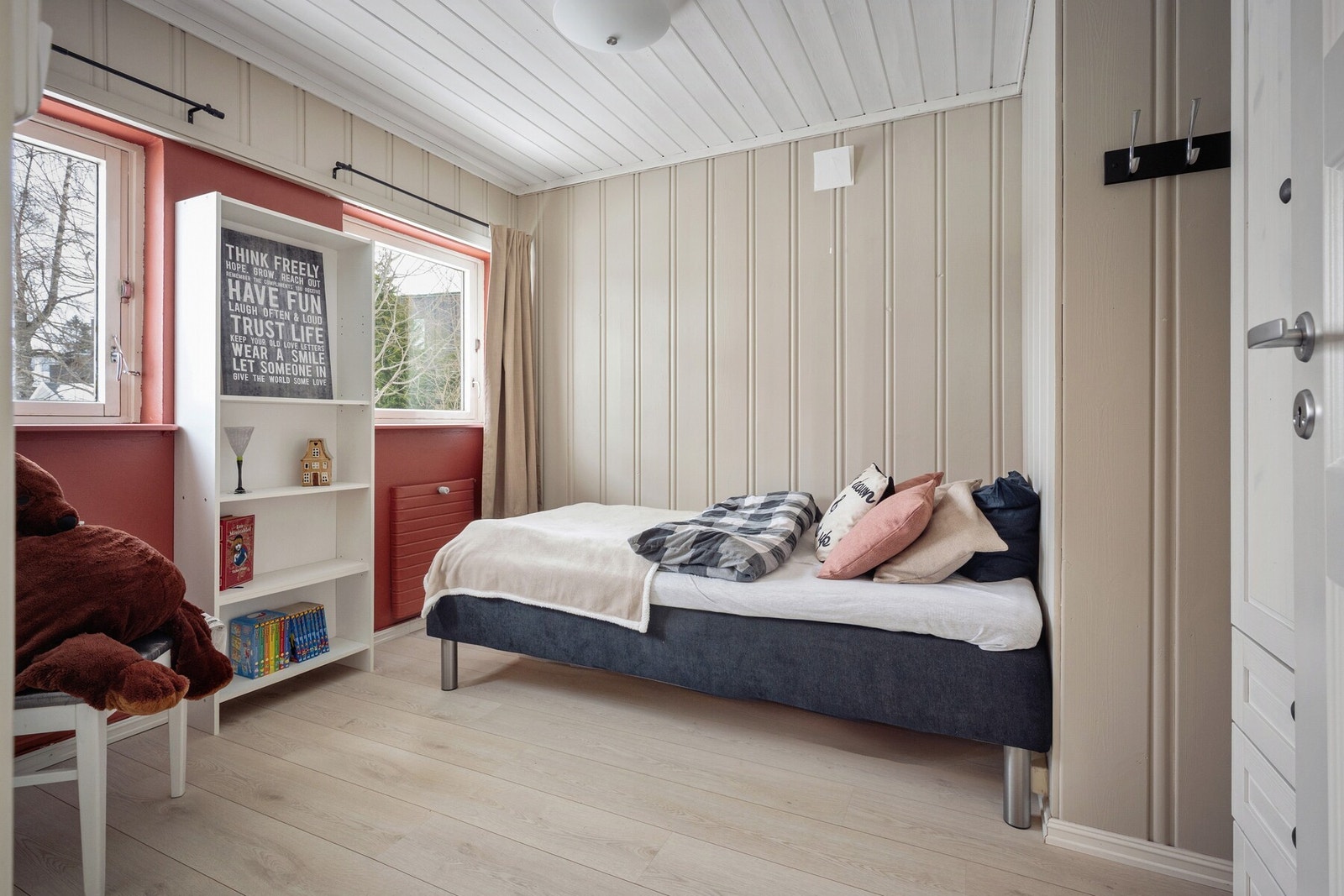 Hyggelig soverom med god plass til seng og oppbevaring. Galleribilde