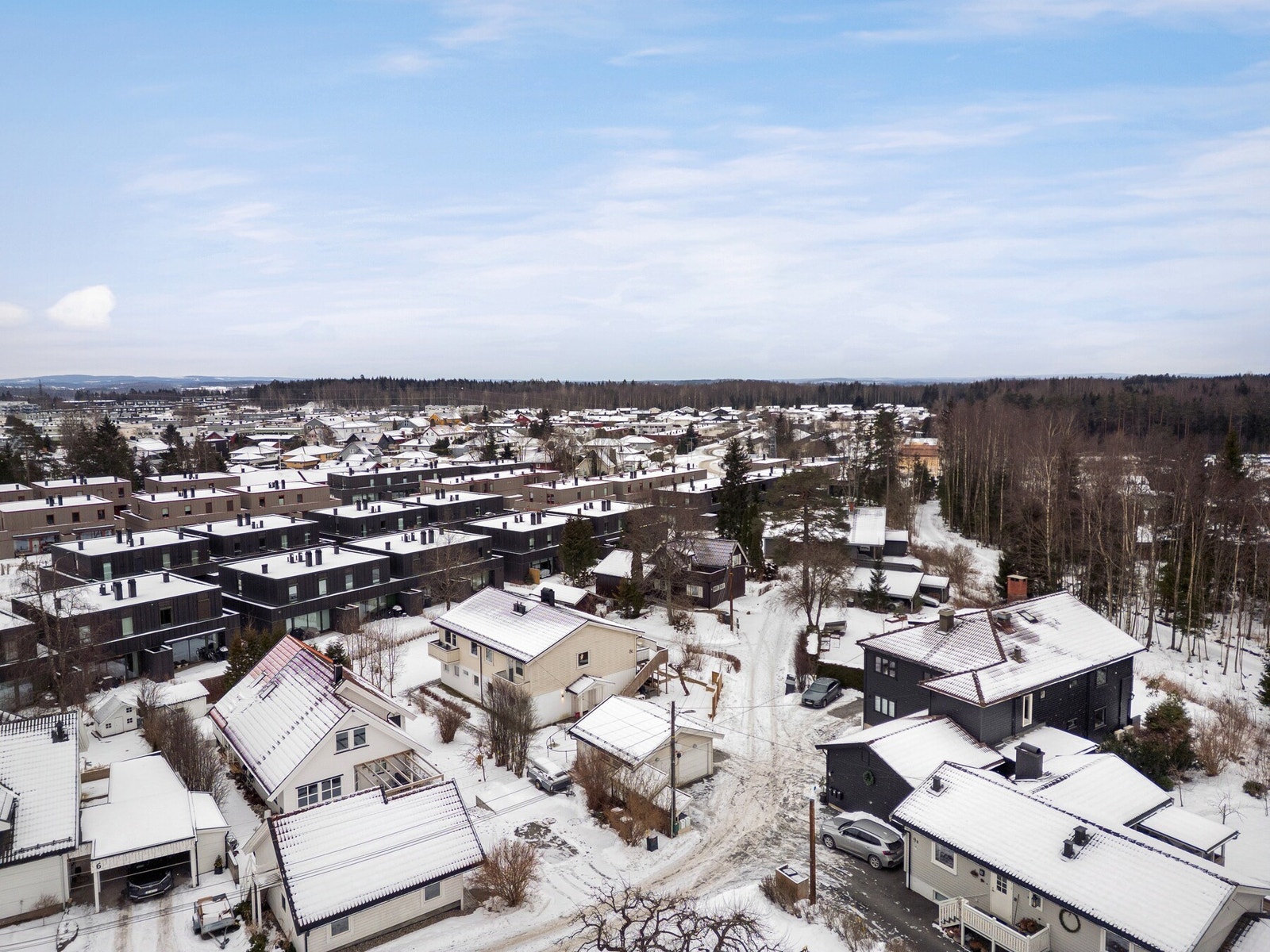Området gir god mulighet for offentlig kommunikasjon via buss og tog. Galleribilde