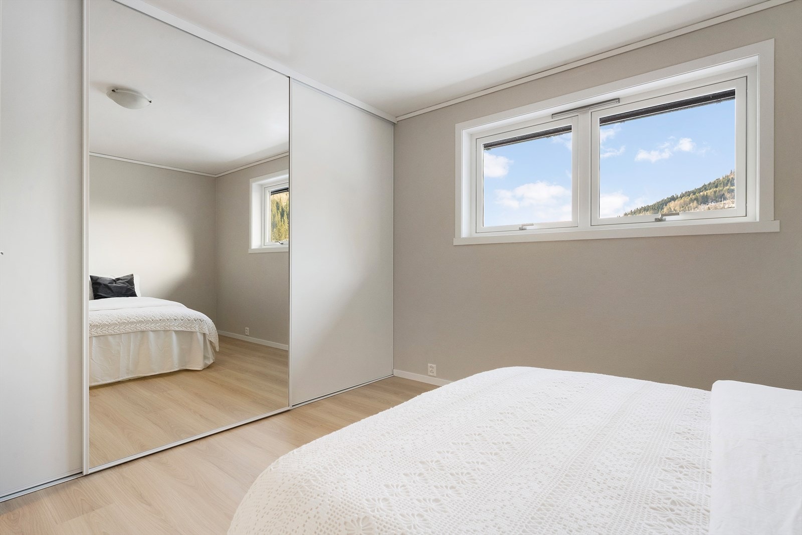 Soverom 2 av 3 har stor skyvedørsgarderobe Galleribilde