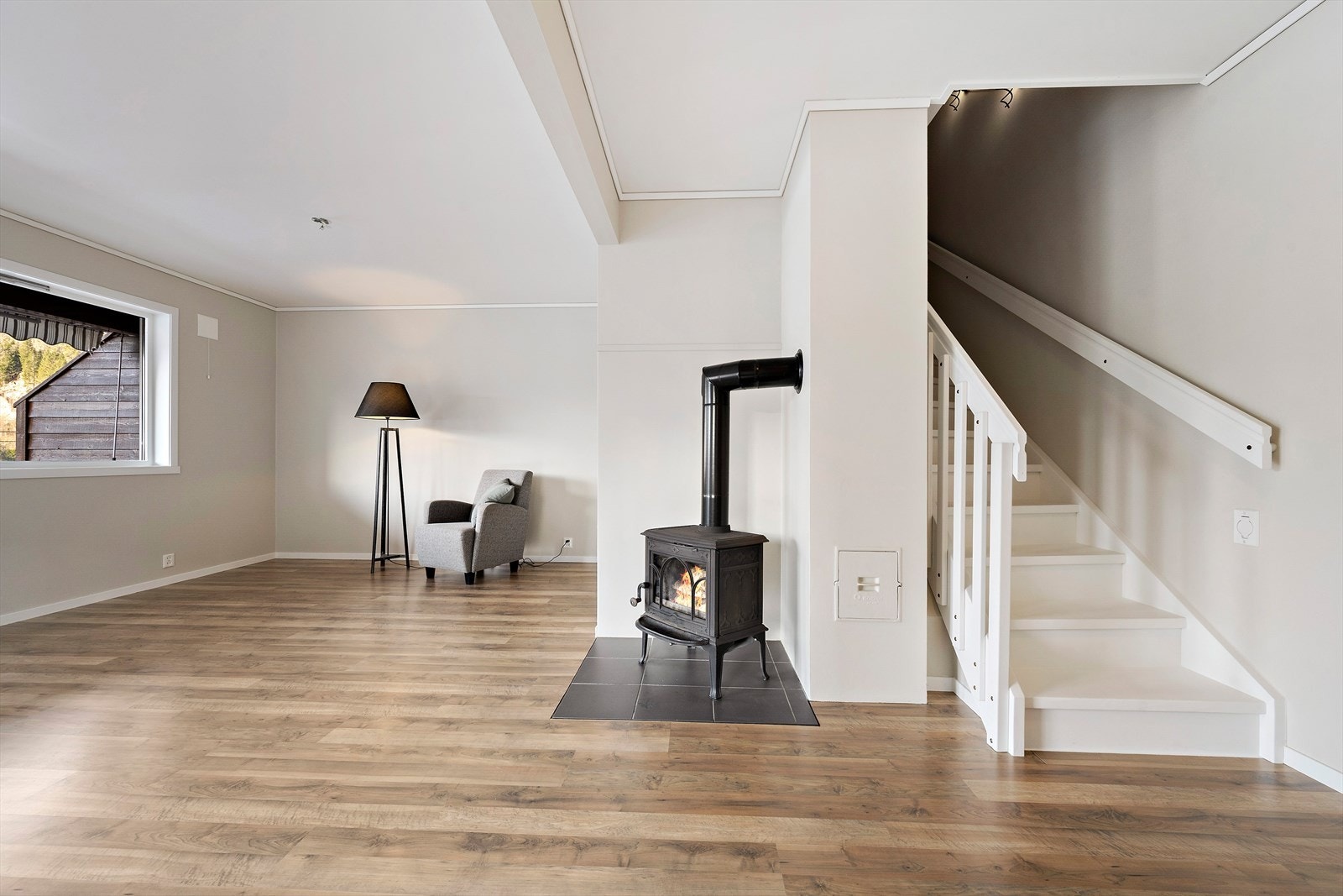 Frå stova går det trapp til 2. etasje Galleribilde