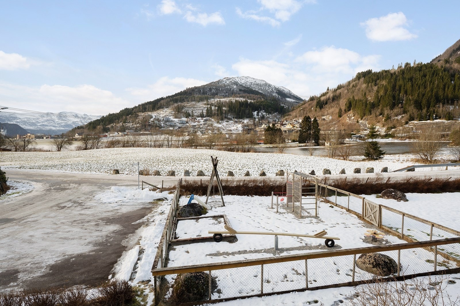 På sameiget sitt fellesareal er det oppført ein flott leikeplass Galleribilde