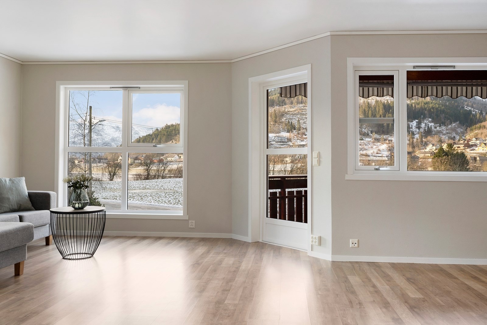 Frå stova er det tilkomst til terrasse med delvis overbygg og markise Galleribilde