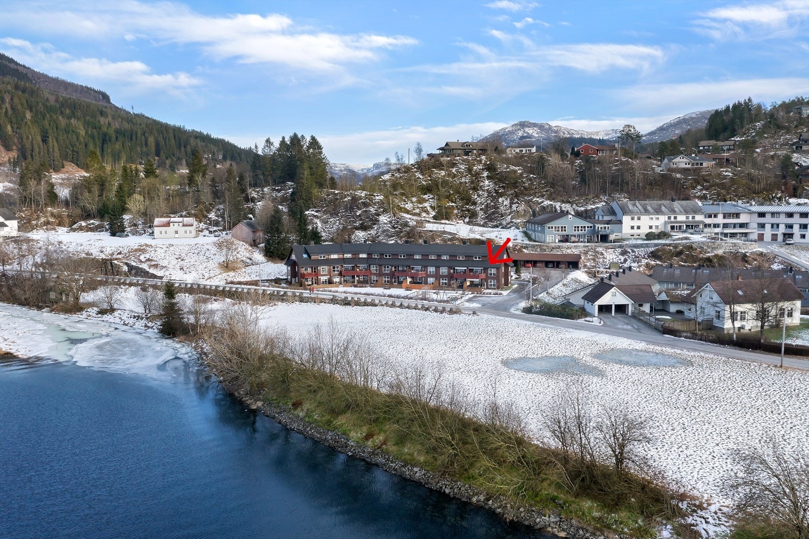 leilegheit over to plan med 4 soverom, 2 bad, carport og gode soltilhøve Galleribilde