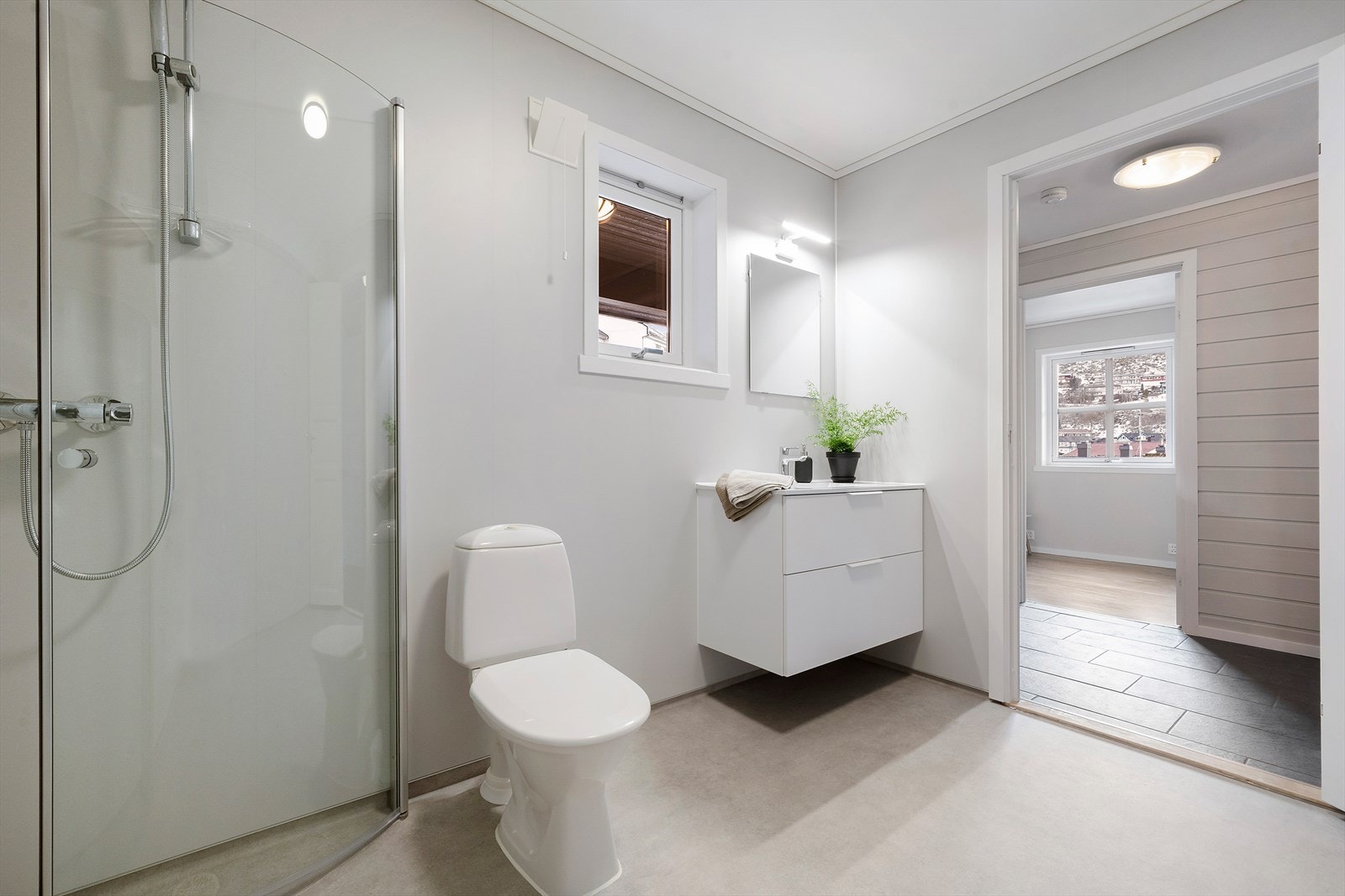 Badet i 1. etasje er romsleg og vart modernisert i 2025 Galleribilde