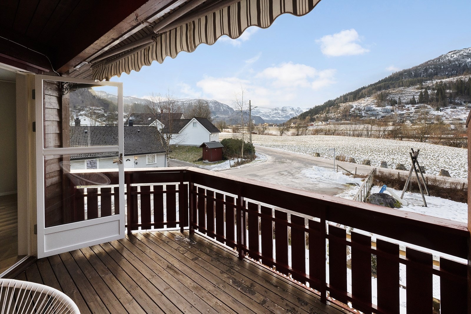 Fri og fin utsikt! Her kan du nyte kveldssola på sommaren til ca. kl. 21.00 Galleribilde