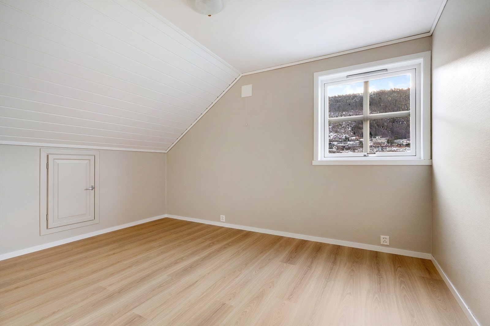 soverom 1 av 3 i 2. etg. Merk lagringsplass i knevegg Galleribilde