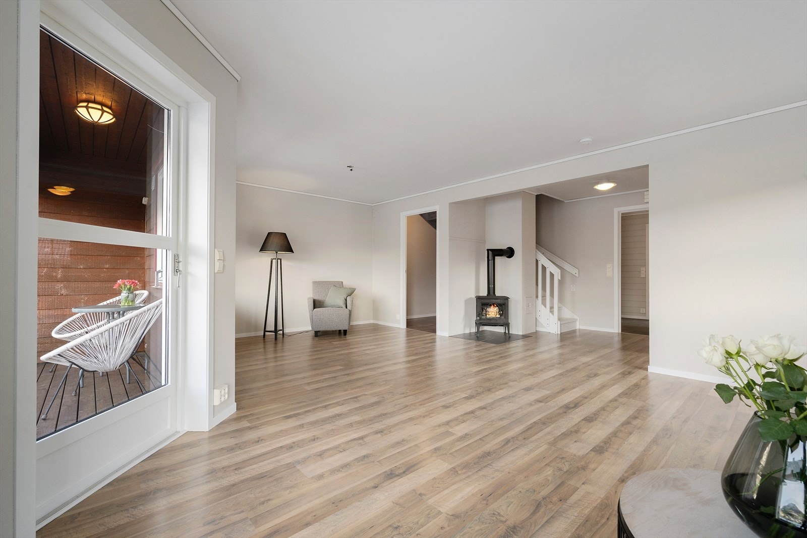 Stova er romsleg og enkel å møblere med naturlege sonar for TV-krok og spiseplass Galleribilde