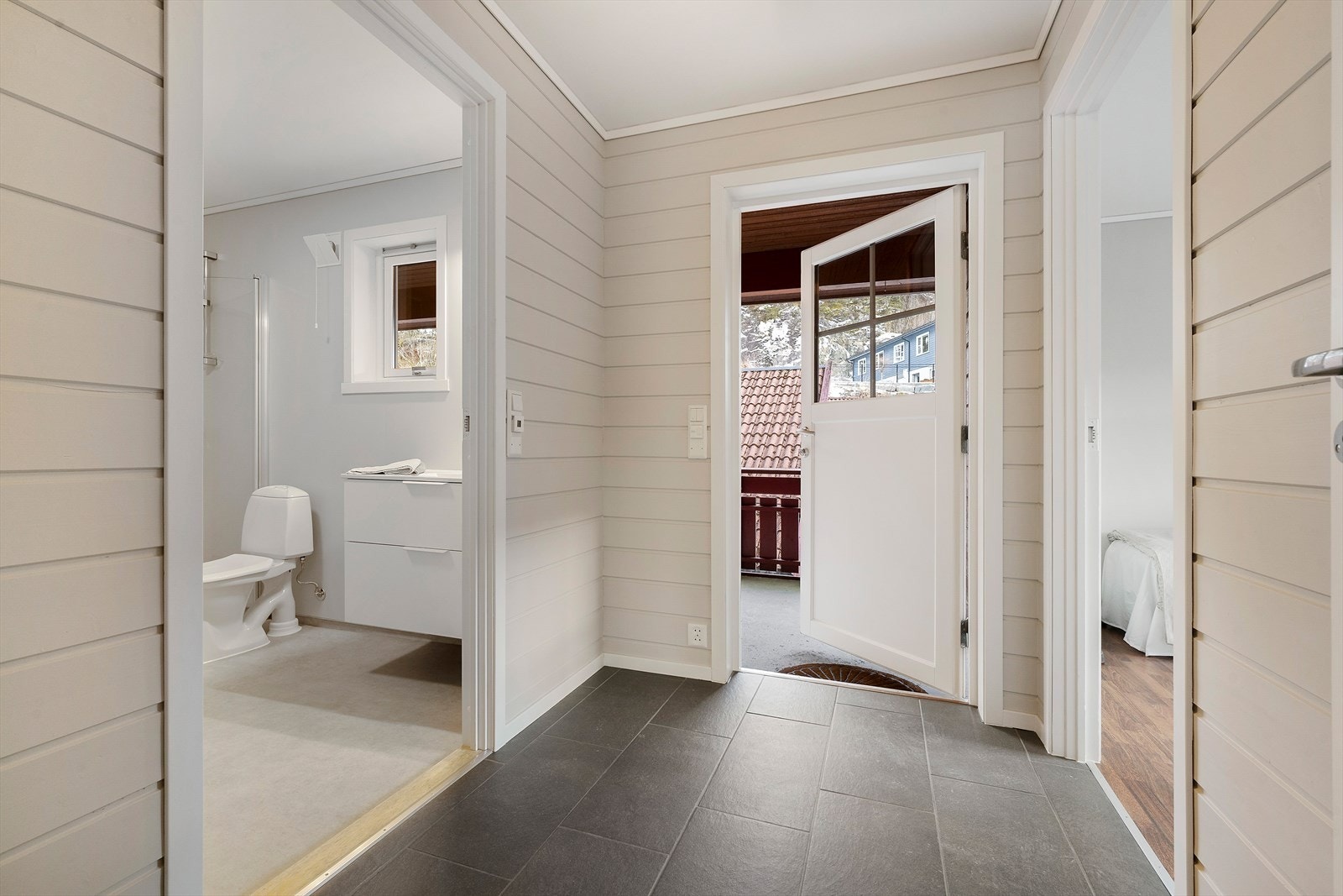 Tilkomst frå parkering via svalgang Galleribilde