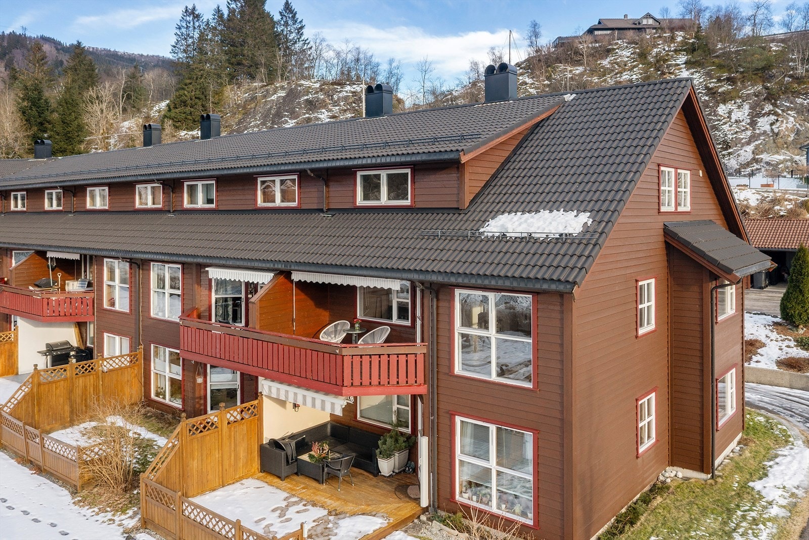 Solrik terrasse med flott utsikt til elv, slåttemark og fjella kring Galleribilde