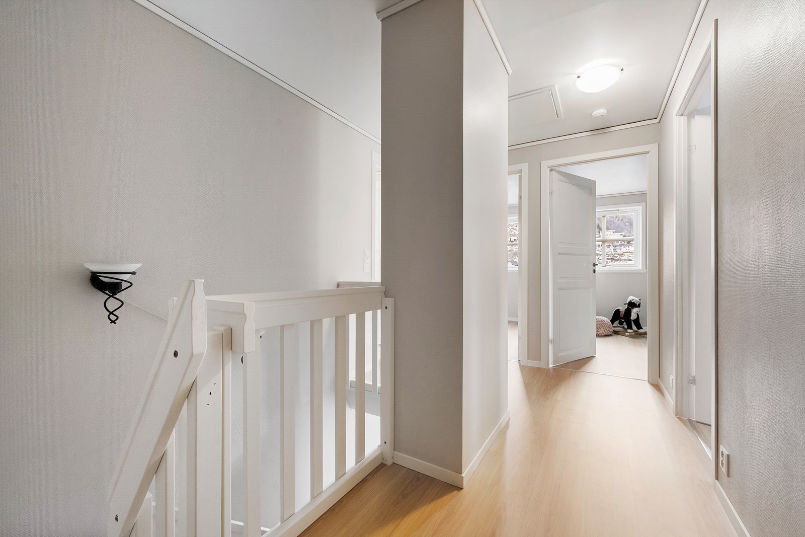 Velkommen opp! I 2. etg er det 3 soverom og bad Galleribilde