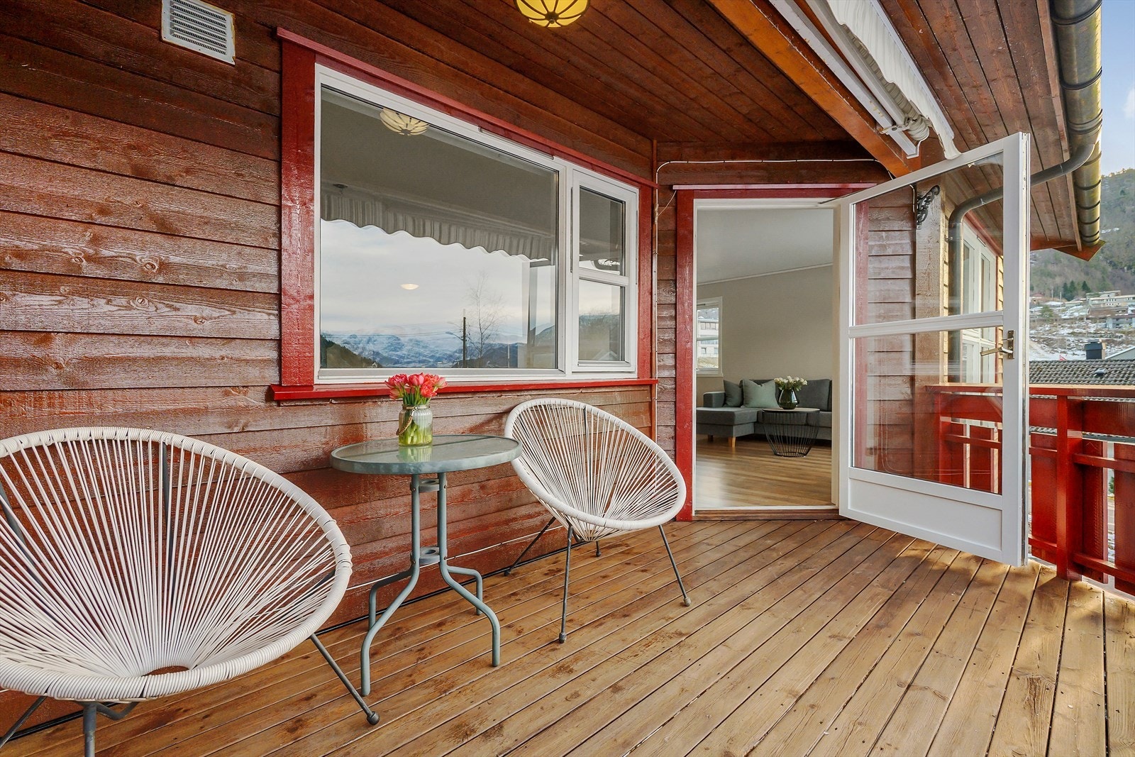 På terrassen er det god plass til sitjegruppe Galleribilde