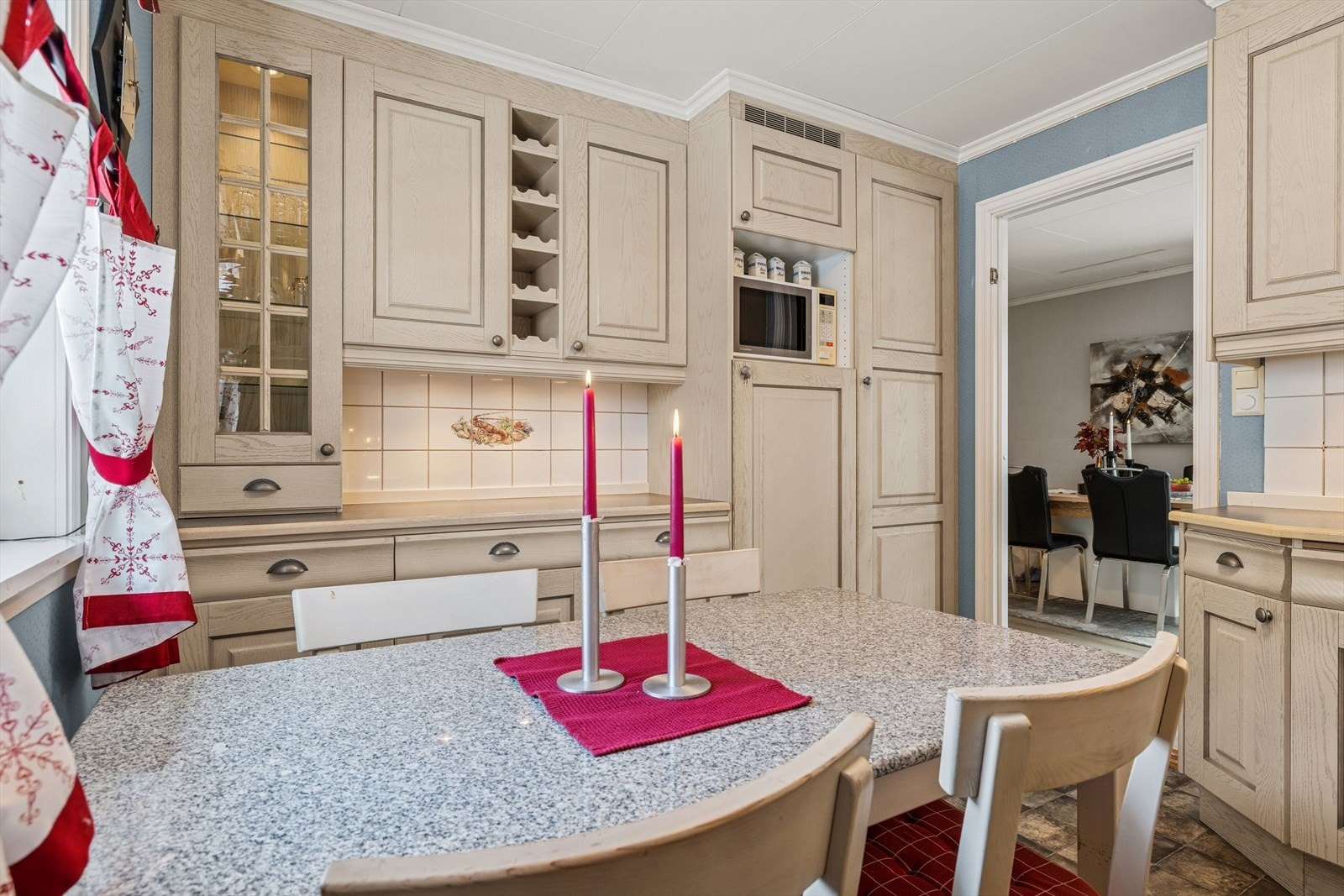 Fin spiseplass - Her inviteres det til en rolig kopp med morgenkaffe - Eller en rask matbit til folk på farten. Kjøkkenet er innredet slik at matlagingen forenes med sosialt samvær. Galleribilde