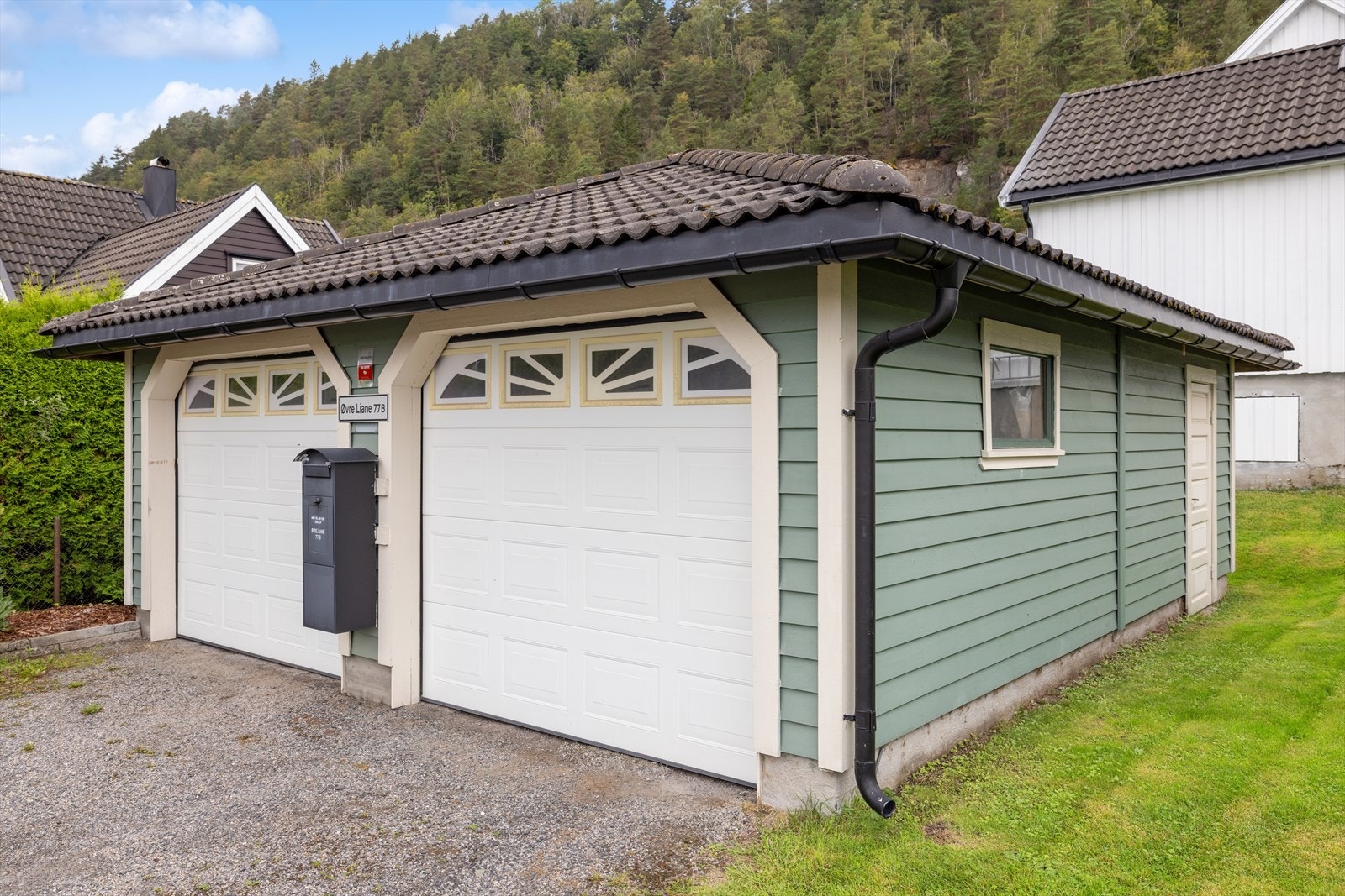 Dobbel garasje. Galleribilde